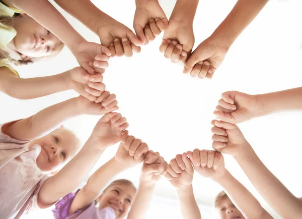Crianças Pequenas Juntando Mãos Dentro Casa Vista Baixo Conceito Unidade — Fotografia de Stock