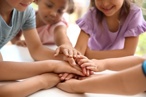 Μικρά Παιδιά Βάζοντας Χέρια Τους Μαζί Στο Τραπέζι Κινηματογράφηση Πρώτο — Φωτογραφία Αρχείου
