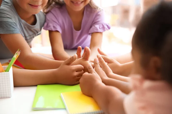 Mijn Lieve Kinderen Zetten Hun Handen Samen Aan Tafel Close — Stockfoto