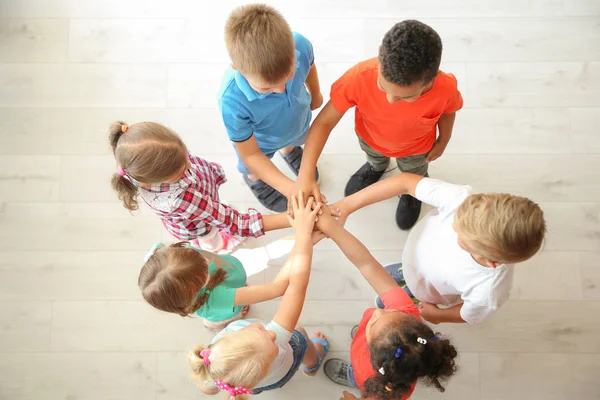 Niños Pequeños Poniendo Sus Manos Juntas Interior Vista Superior Concepto — Foto de Stock