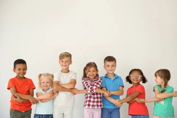 Bambini Piccoli Che Tengono Mano Sfondo Chiaro Concetto Unità — Foto Stock