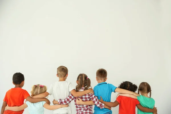 Μικρά Παιδιά Που Αγκαλιάζονται Μεταξύ Τους Χέρια Επάνω Ελαφρύς Υπόβαθρο — Φωτογραφία Αρχείου