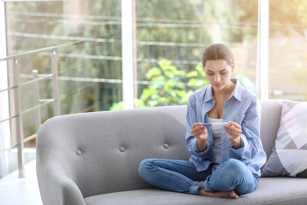 Giovane Donna Con Test Gravidanza Casa Ginecologia — Foto Stock