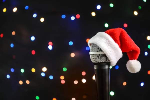 Micrófono Con Sombrero Santa Contra Luces Borrosas Concepto Música Navidad — Foto de Stock
