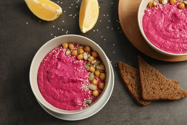 Plat Lag Samenstelling Met Kommen Van Smakelijke Bieten Hummus Sneetjes — Stockfoto