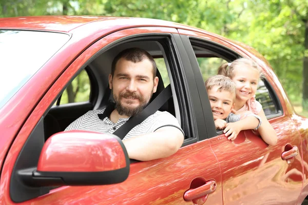 Famille Heureuse Avec Enfants Faisant Road Trip Ensemble — Photo