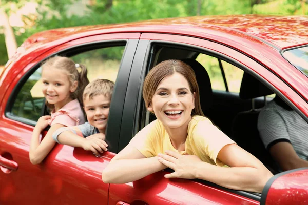 Glückliche Familie Mit Kindern Auf Gemeinsamem Roadtrip — Stockfoto