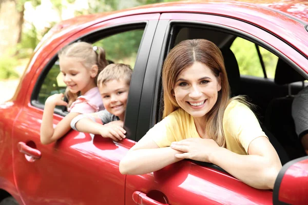 Familia Feliz Con Niños Viajando Juntos Por Carretera — Foto de Stock