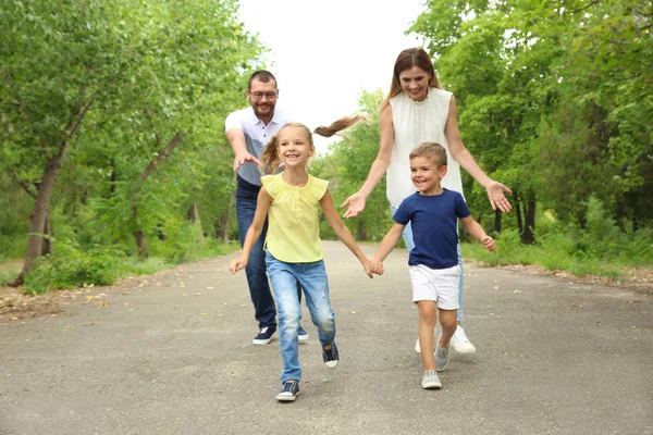 Família Feliz Passar Tempo Junto Com Seus Filhos Livre — Fotografia de Stock