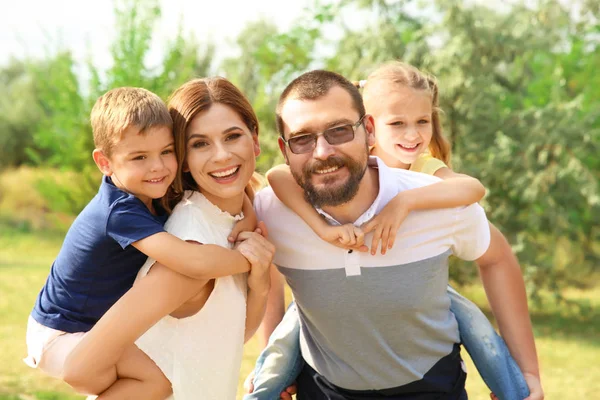 Gelukkige Familie Tijd Samen Met Hun Kinderen Buiten Doorbrengen — Stockfoto