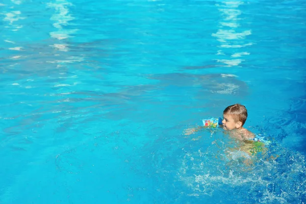 Little Boy Swimming Pool Sunny Day — Stock Photo, Image