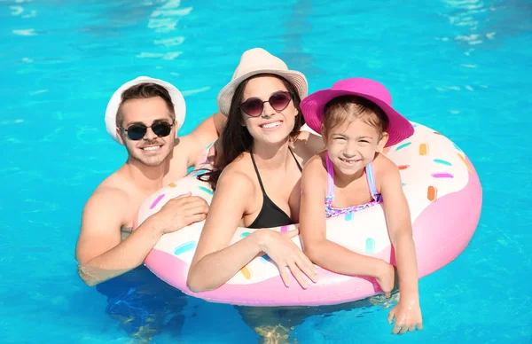 Jeune Famille Avec Petite Fille Dans Piscine Jour Ensoleillé — Photo