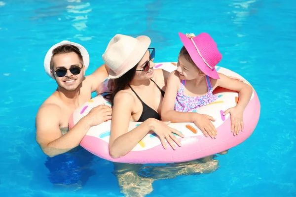 Junge Familie Mit Kleiner Tochter Sonnigen Tag Schwimmbad — Stockfoto