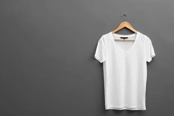 Hanger Met Lege Shirt Grijze Achtergrond Mockup Voor Ontwerp — Stockfoto