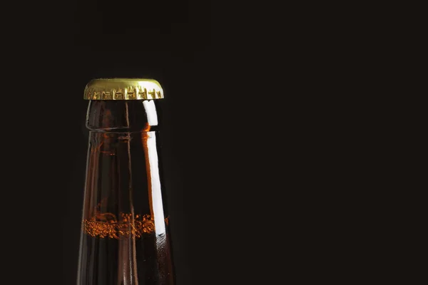 Botella Sabrosa Cerveza Fría Sobre Fondo Negro Primer Plano — Foto de Stock