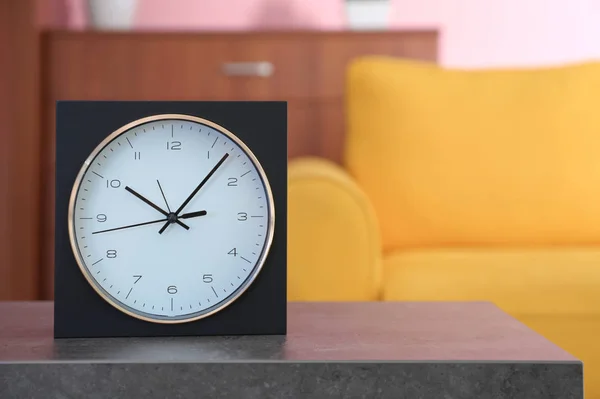 Relógio Elegante Mesa Contra Fundo Desfocado Hora Dia — Fotografia de Stock