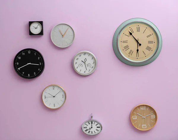 Beaucoup Horloges Différentes Suspendues Sur Mur Couleur Heure Journée — Photo