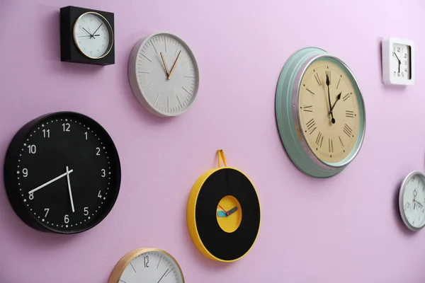 Πολλά Διαφορετικά Ρολόγια Που Κρέμονται Στον Τοίχο Χρώμα Ώρα Της — Φωτογραφία Αρχείου
