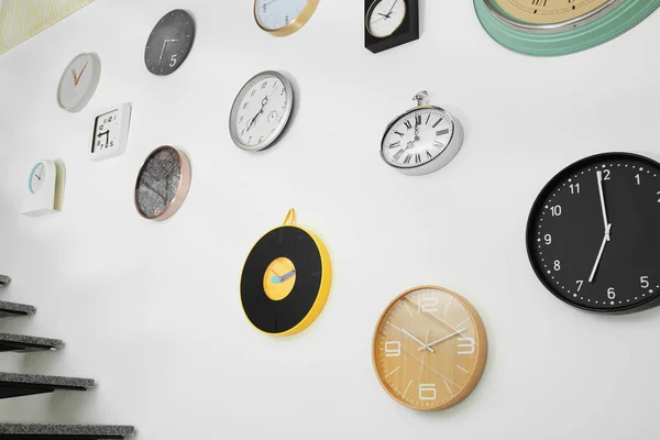 Many Different Clocks Hanging White Wall Time Day — Stock Photo, Image