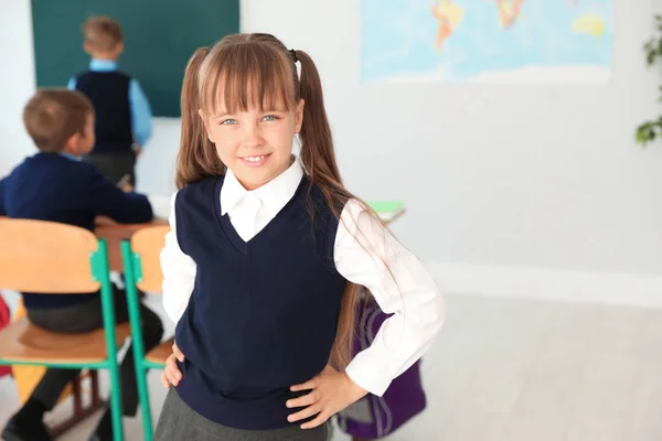 Sınıf Küçük Kız Şık Okul Üniforma — Stok fotoğraf