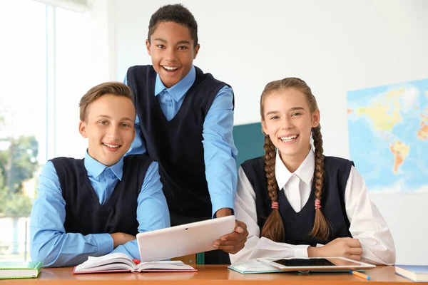 Dospívající Studenty Třídě Stylový Školní Uniformu — Stock fotografie