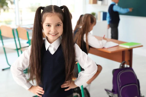 Menina Sala Aula Uniforme Escolar Elegante — Fotografia de Stock