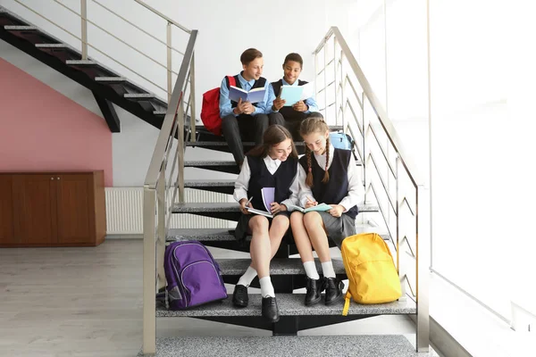 Adolescentes Uniforme Escolar Elegante Escadas Dentro Casa — Fotografia de Stock