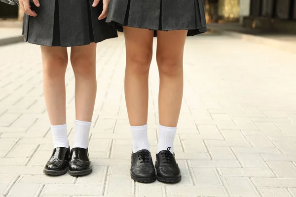 Κορίτσια Στο Κομψό Ενιαίο Σχολείο Επικεντρώνονται Εξωτερικούς Χώρους Πόδια — Φωτογραφία Αρχείου