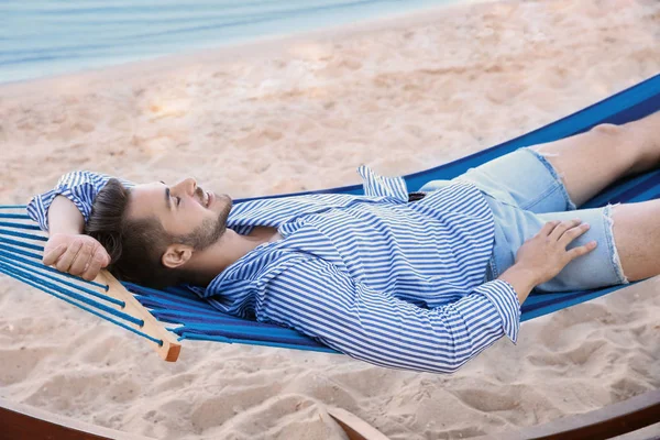 Joven Descansando Una Hamaca Orilla Del Mar Vacaciones Verano — Foto de Stock