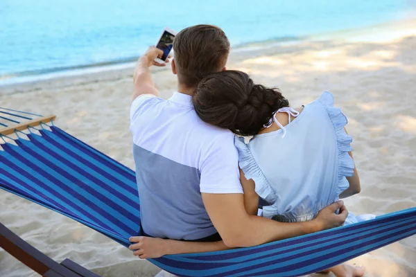 Junges Paar Macht Selfie Hängematte Meer — Stockfoto