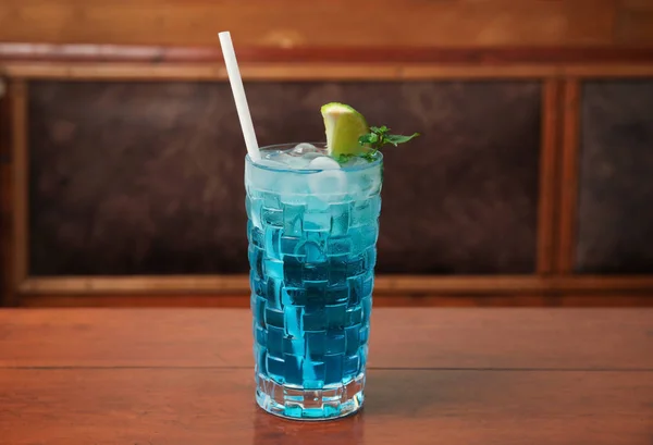 Glas Med Läcker Cocktail Bord Café — Stockfoto