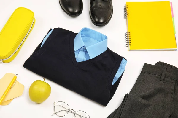 Composición Con Uniforme Escolar Para Niño Sobre Fondo Blanco — Foto de Stock