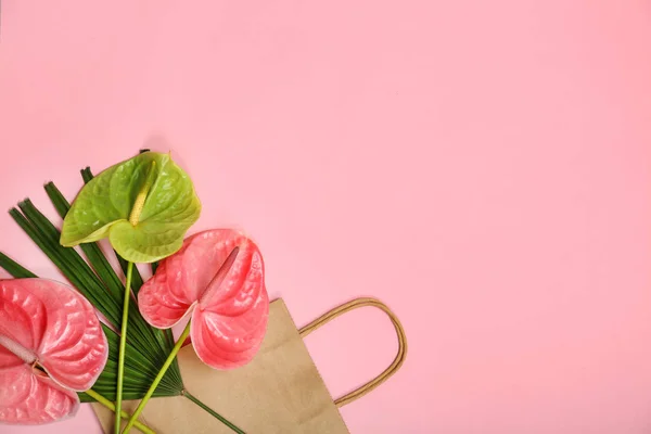 Stijlvolle Flat Lag Samenstelling Met Boodschappentas Tropische Blad Bloemen Kleur — Stockfoto