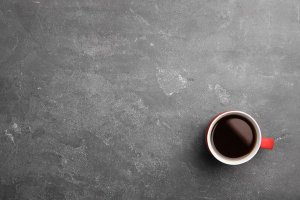 Keramiktasse Mit Heißem Aromatischen Kaffee Auf Grunge Hintergrund Draufsicht — Stockfoto
