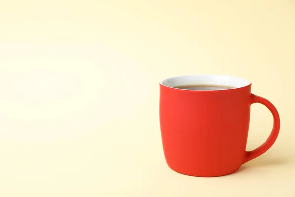 Taza Cerámica Roja Con Café Aromático Caliente Sobre Fondo Color — Foto de Stock