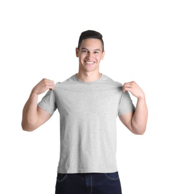 Beyaz arka planda gri t-shirt genç adam. Mockup tasarım için