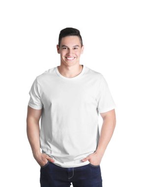 Beyaz zemin üzerine tişört genç adam. Mockup tasarım için