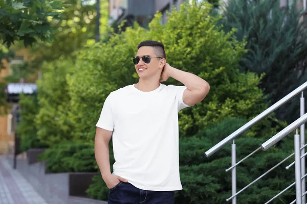 Young Man White Shirt Outdoors Mockup Design — Stock Photo, Image