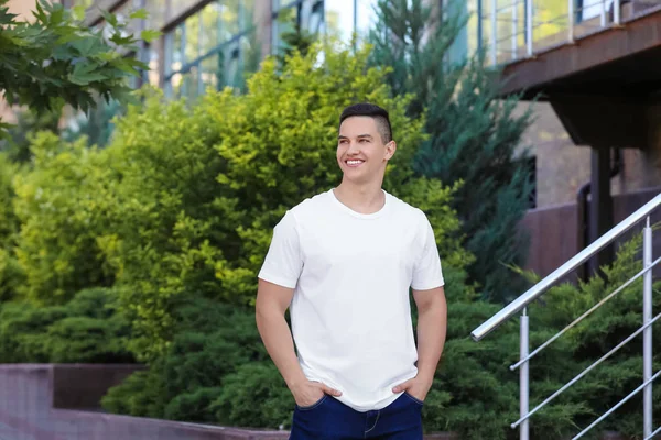 屋外の白い シャツの若い男 デザインのモックアップ — ストック写真