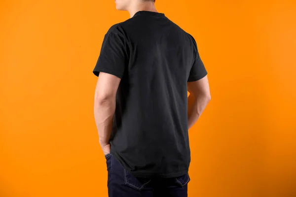 Hombre Joven Camiseta Negra Sobre Fondo Color Burla Para Diseño — Foto de Stock