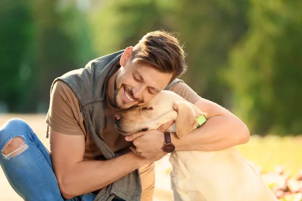 Açık Havada Sahibi Ile Sevimli Sarı Labrador Geri Almak — Stok fotoğraf