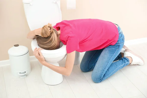 Jovem Mulher Vomitando Vaso Sanitário Casa — Fotografia de Stock