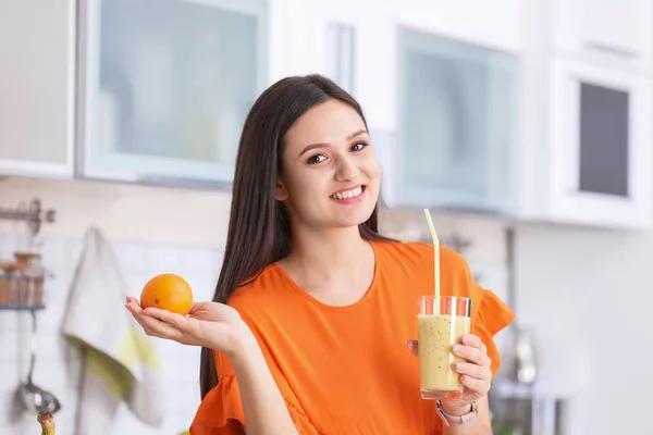 Jonge Vrouw Met Glas Lekkere Gezonde Smoothie Keuken — Stockfoto