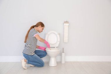 Kadın banyo Klozet Temizleme
