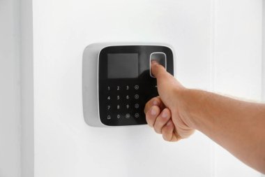Olgun adam kapalı alarm sistemi tuş takımında kodunu girme