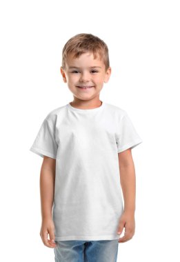 Beyaz arka plan üzerinde küçük çocuk t-shirt içinde. Mockup tasarım için