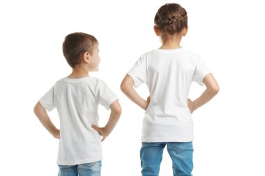 Küçük beyaz arka plan üzerinde t-shirtler çocuklar. Mockup tasarım için