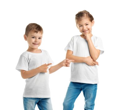 Küçük beyaz arka plan üzerinde t-shirtler çocuklar. Mockup tasarım için
