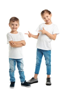 Küçük beyaz arka plan üzerinde t-shirtler çocuklar. Mockup tasarım için