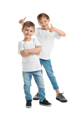 Küçük beyaz arka plan üzerinde t-shirtler çocuklar. Mockup tasarım için